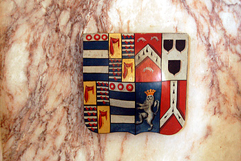 Crest on the memorial on the 5th Earl of Kent August 2011